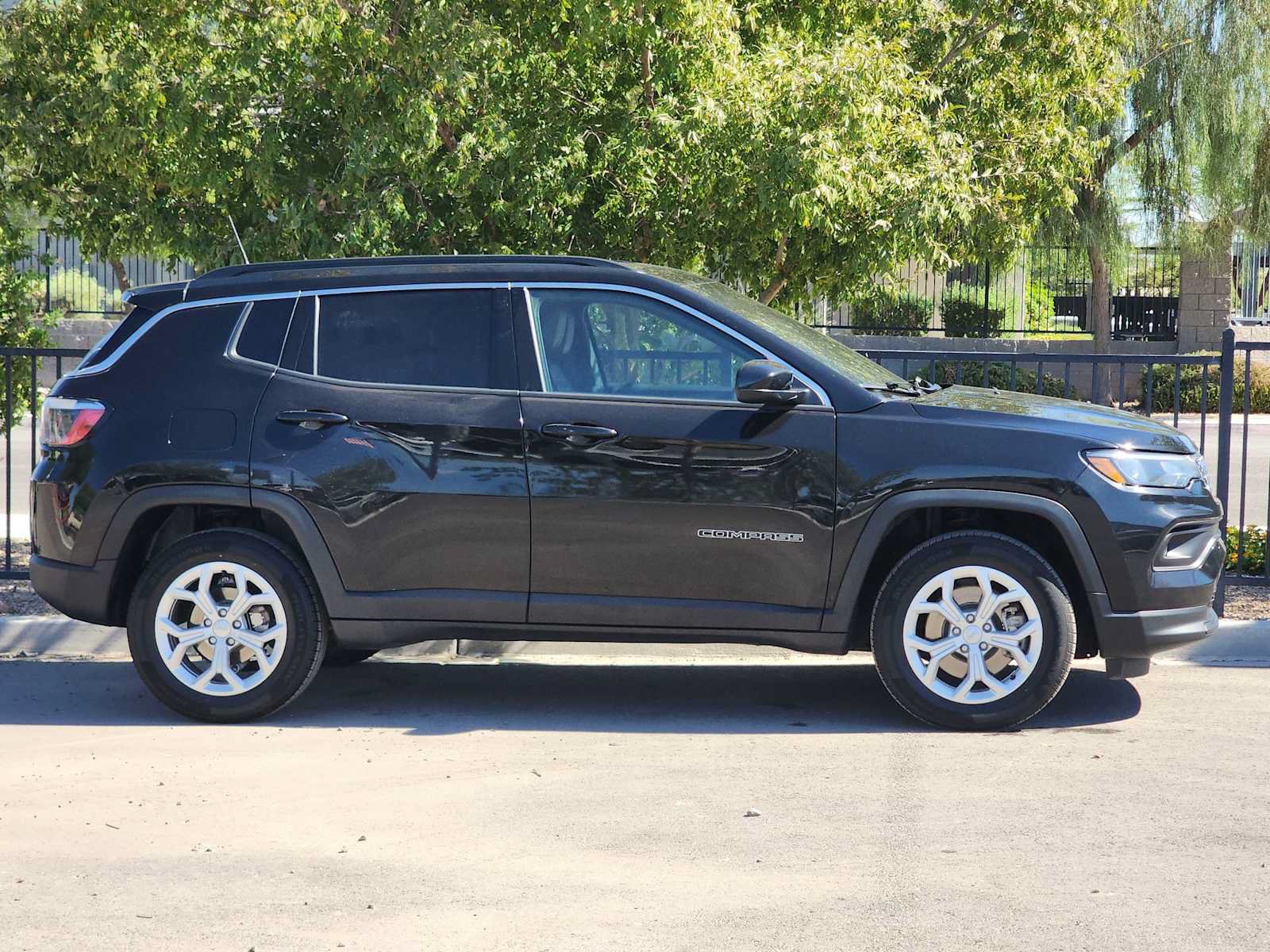 Used 2024 Jeep Compass Latitude AWD/4WD image 9