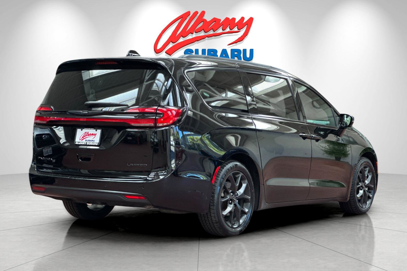 Used 2025 Chrysler Pacifica Limited FWD image 4