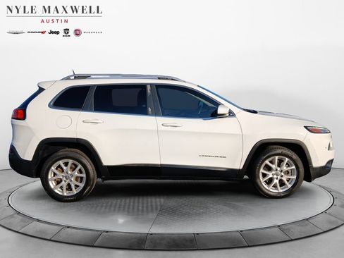 Used 2018 Jeep Cherokee Latitude FWD image 17