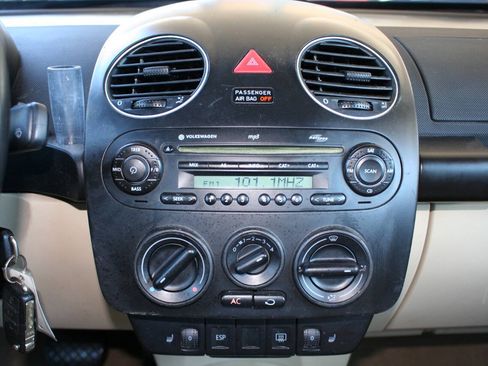 Used 2008 Volkswagen Beetle SE FWD image 20