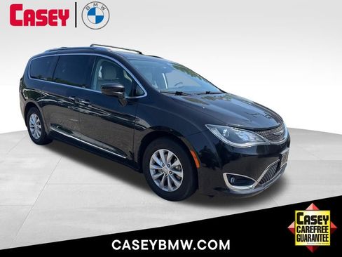 Used 2018 Chrysler Pacifica Touring-L FWD image 1