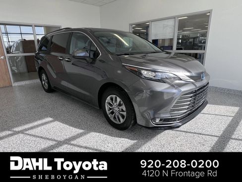 Used 2025 Toyota Sienna XLE image 1