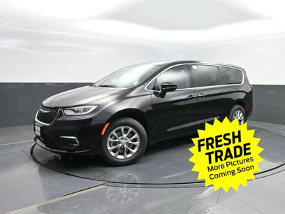 Used 2025 Chrysler Pacifica Select w/ Uconnect Theater Family Group