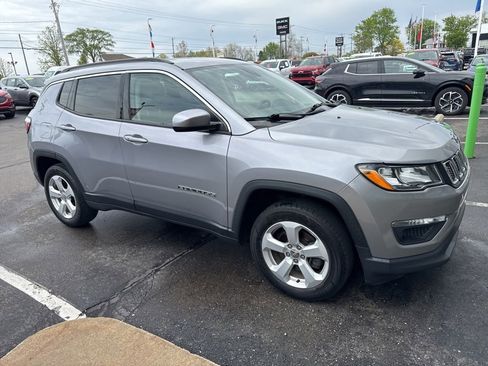 Used 2017 Jeep Compass Latitude w/ Popular Equipment Group AWD/4WD image 3