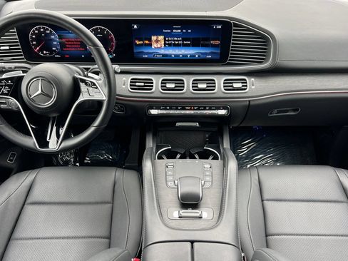 Used 2025 Mercedes-Benz GLS 450 4MATIC image 3