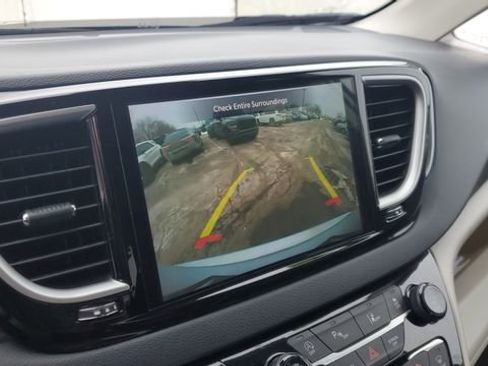 Certified 2024 Chrysler Pacifica Touring-L image 17