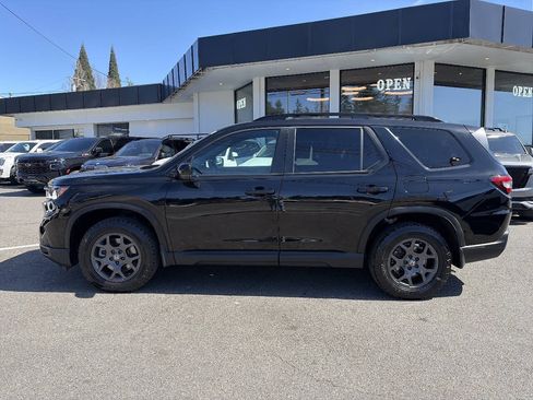 Used 2025 Honda Pilot TrailSport image 2