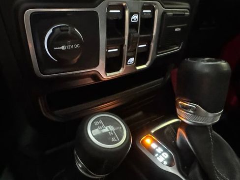Used 2018 Jeep Wrangler Unlimited Sahara AWD/4WD image 12