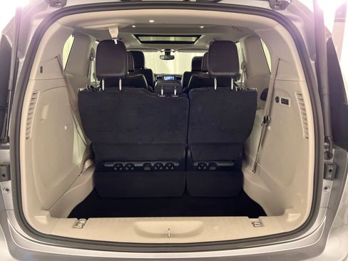Used 2020 Chrysler Pacifica Limited image 28