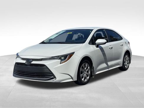 Used 2025 Toyota Corolla LE image 2