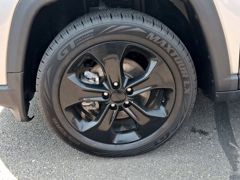 Used 2019 Jeep Compass Latitude FWD image 10