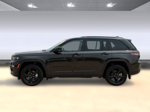 Used 2023 Jeep Grand Cherokee Limited w/ Luxury Tech Group II AWD/4WD image 2