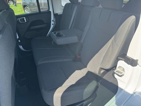 Used 2025 Jeep Wrangler Unlimited Sahara image 5