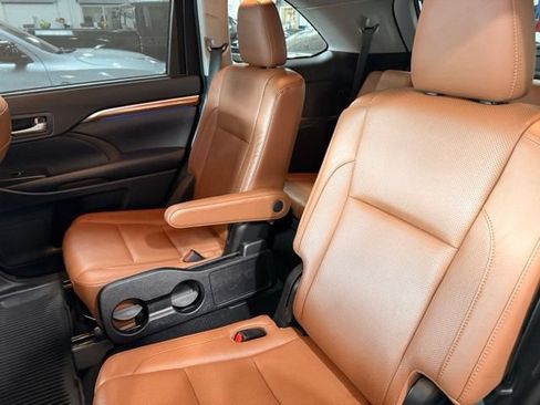 Used 2017 Toyota Highlander Limited AWD/4WD image 18