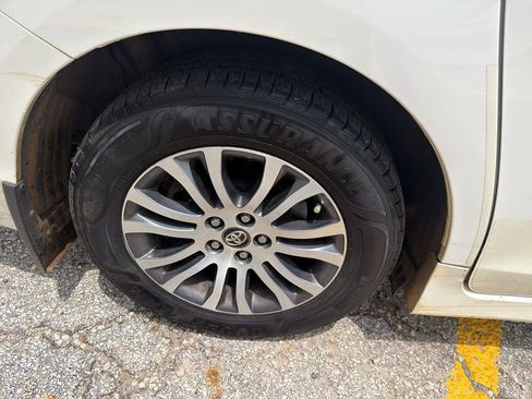 Used 2018 Toyota Sienna XLE w/ XLE Navigation Package FWD image 23