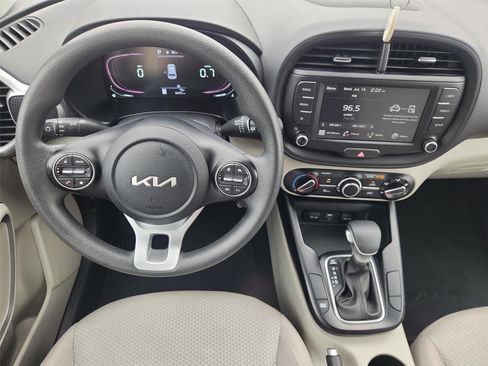 Used 2023 Kia Soul LX w/ LX Technology Package FWD image 11