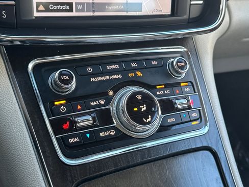 Used 2017 Lincoln Continental Select image 30