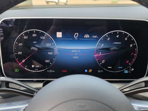 Used 2025 Mercedes-Benz GLC 300 image 12