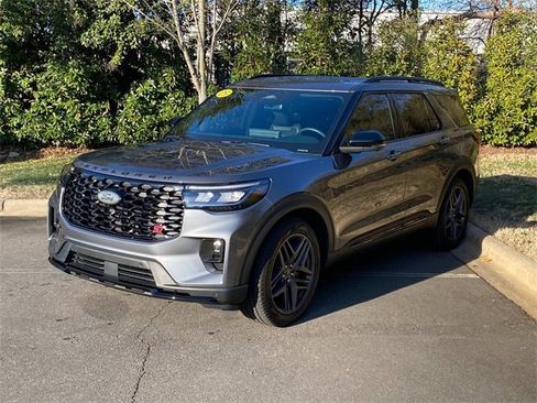 Used 2025 Ford Explorer ST image 3