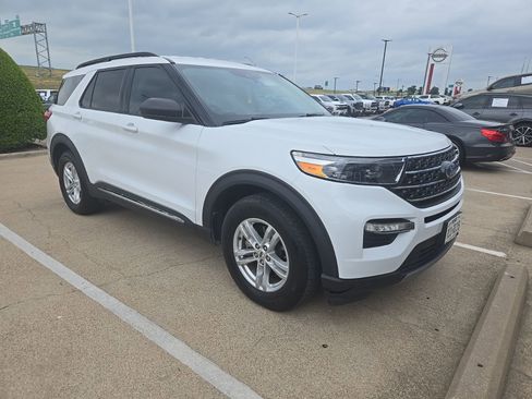 Used 2022 Ford Explorer XLT w/ Equipment Group 202A image 2