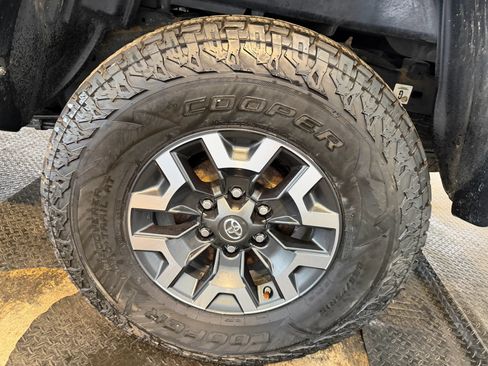 Used 2017 Toyota Tacoma TRD Off-Road w/ Tow Package (A/T) AWD/4WD image 10