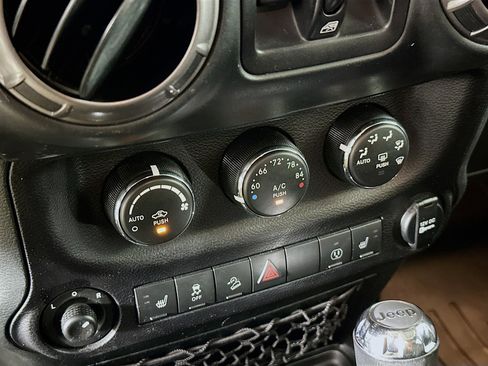 Used 2018 Jeep Wrangler Unlimited Sahara AWD/4WD image 21