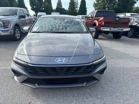 Used 2024 Hyundai Elantra SEL FWD image 2