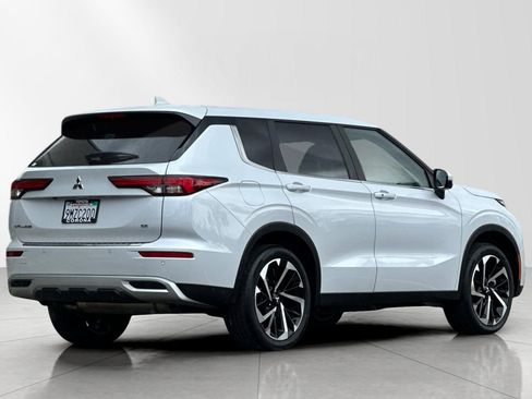 Used 2024 Mitsubishi Outlander SE image 3