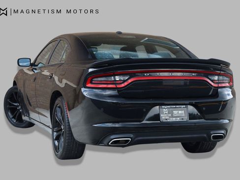 Used 2017 Dodge Charger SE w/ Power Sunroof Group RWD image 7