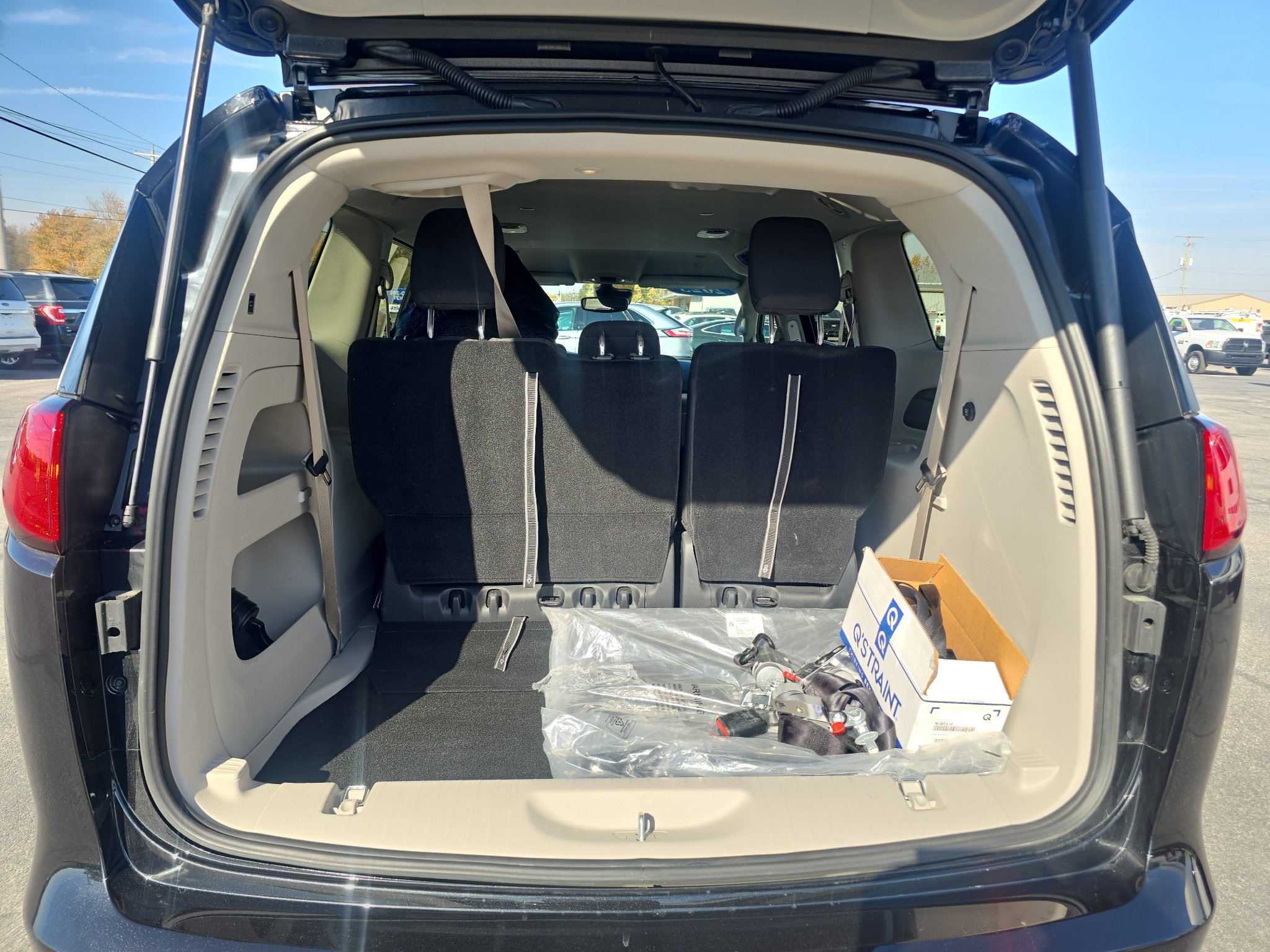 Used 2023 Chrysler Voyager LX FWD image 9