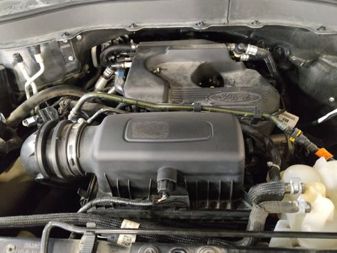 Used 2020 Ford Explorer XLT w/ Equipment Group 202A RWD image 30