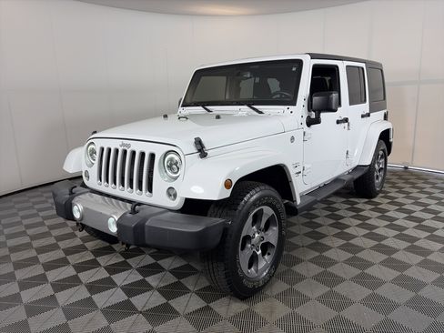 Used 2018 Jeep Wrangler Unlimited Sahara AWD/4WD image 2