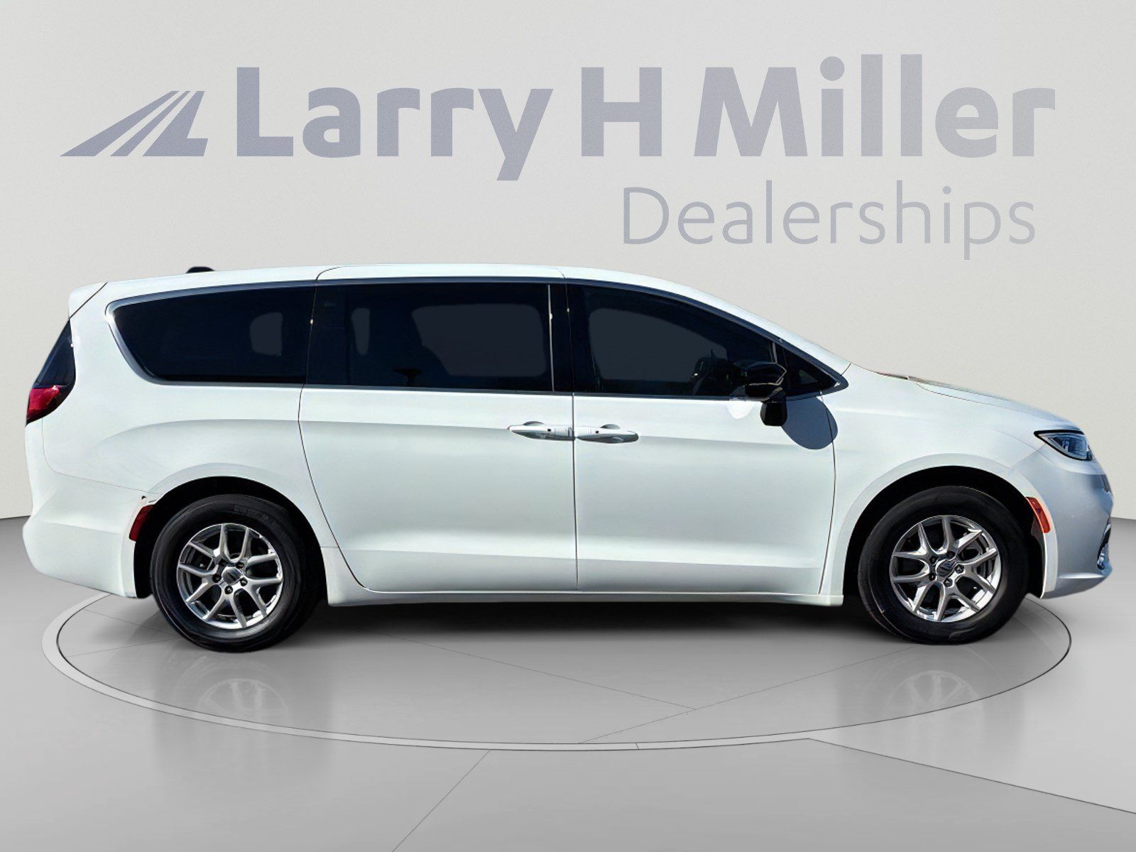 Used 2025 Chrysler Pacifica Select FWD image 7