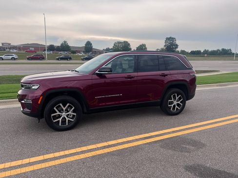 Certified 2025 Jeep Grand Cherokee Limited w/ Luxury Tech Group II RWD image 8