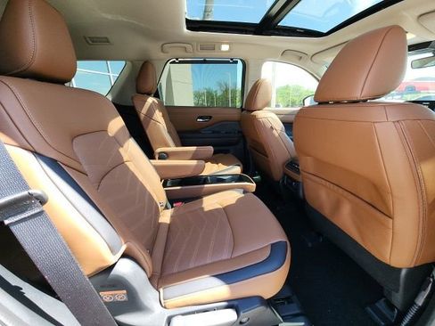 Used 2025 Nissan Pathfinder Platinum image 6