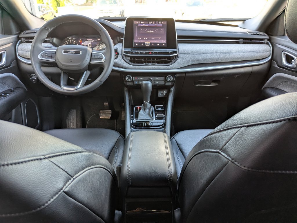 Used 2025 Jeep Compass Latitude AWD/4WD image 5