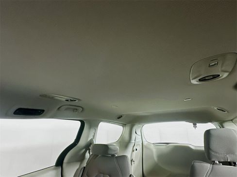 Used 2020 Chrysler Voyager LX image 21