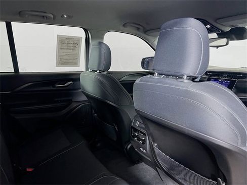 Used 2023 Jeep Grand Cherokee Laredo image 9