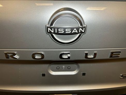Used 2023 Nissan Rogue SV image 18