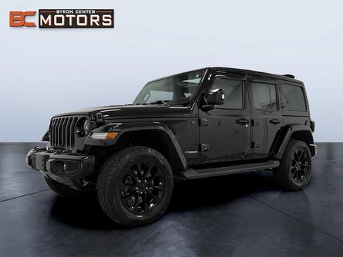 Used 2022 Jeep Wrangler Unlimited Sahara AWD/4WD image 2