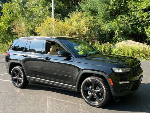 Used 2024 Jeep Grand Cherokee Limited w/ Black Appearance Package AWD/4WD image 7