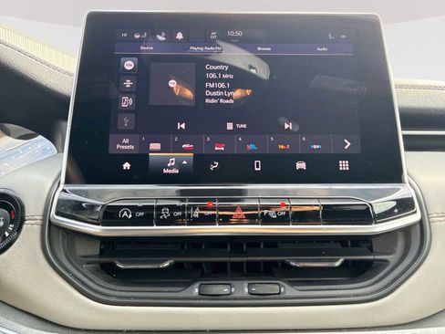 Used 2024 Jeep Compass Limited image 13