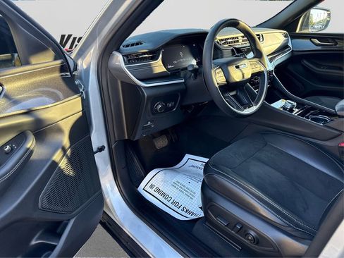 Used 2023 Jeep Grand Cherokee Altitude image 9