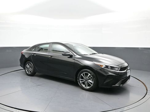 Certified 2023 Kia Forte LXS w/ LXS Technology Package FWD image 4