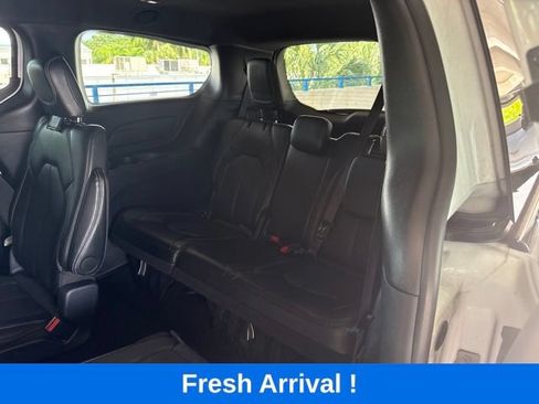 Used 2025 Chrysler Pacifica Select FWD image 4
