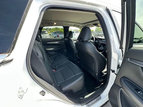 Used 2023 INFINITI QX50 Luxe FWD image 17