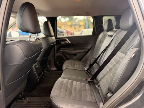 Used 2024 Mitsubishi Outlander FWD image 16