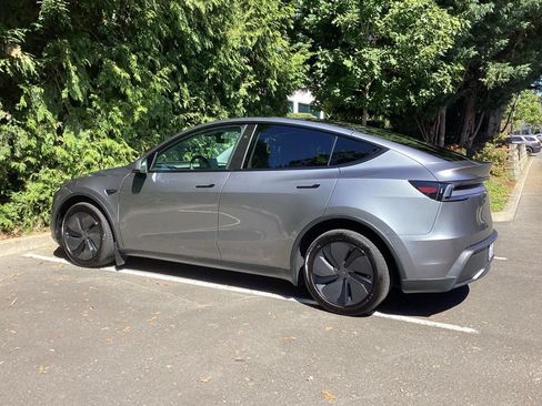 Used 2026 Tesla Model Y AWD image 10