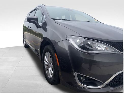 Used 2018 Chrysler Pacifica Touring-L w/ Advanced Safetytec Group FWD image 2