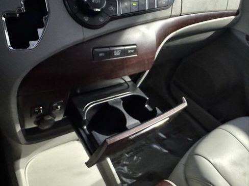 Used 2013 Toyota Sienna XLE image 17